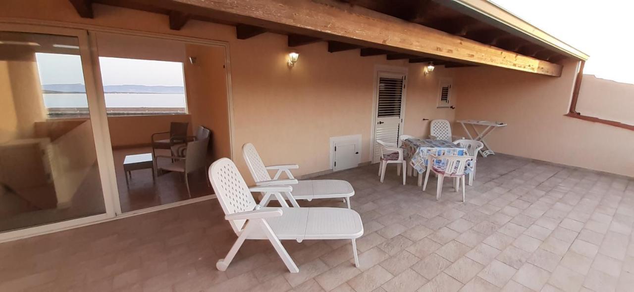 Fronte Mare Attico Indipendente Ed Esclusivo Con Terrazza Panoramica Apartman Isola Rossa Kültér fotó