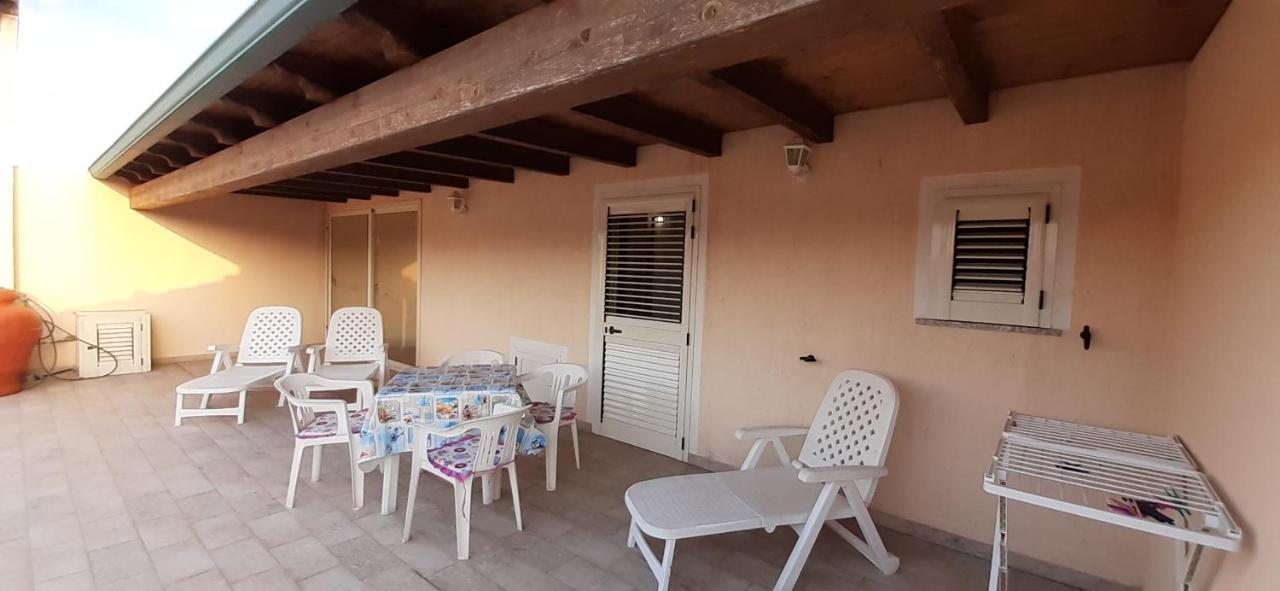 Fronte Mare Attico Indipendente Ed Esclusivo Con Terrazza Panoramica Apartman Isola Rossa Kültér fotó